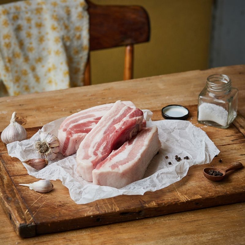 마늘소스 통삼겹살을 위한 재료 이미지로 5cm 두께의 통삼겹살(뼈 제거한 것),소금,후춧가루,올리브오일 등으로 구성 되어있습니다.