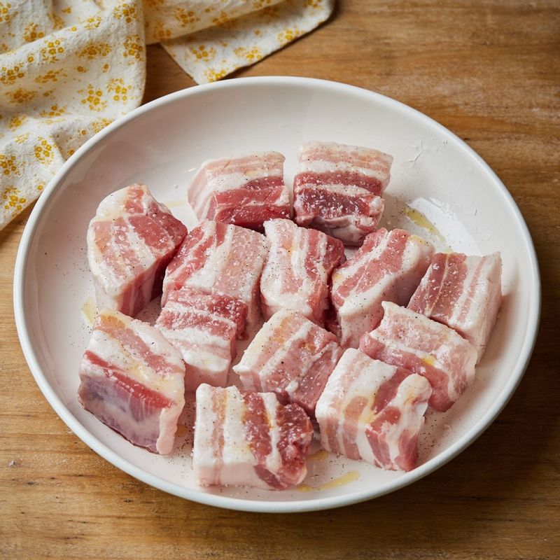 삼겹살 덩어리를 4cm 간격으로 자른 후 소금, 후춧가루를 뿌리고 올리브오일을 발라주세요.