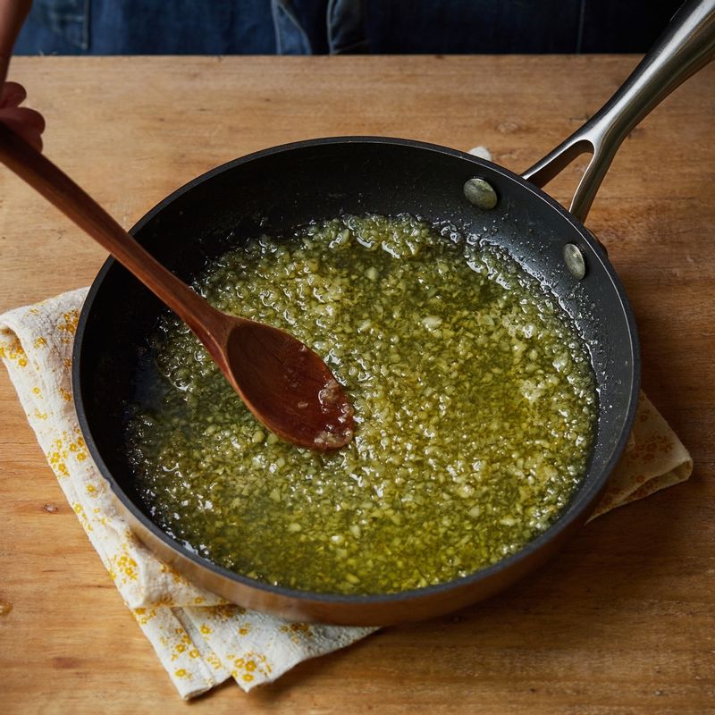 달군 팬에 버터와 다진 마늘을 넣고 볶다가 꿀과 레몬즙을 넣고 1~2분간 끓여 소스를 완성해주세요. 
(tip. 마늘이 노랗게 변하고 소스의 농도가 살짝 끈적하면 완성이에요)