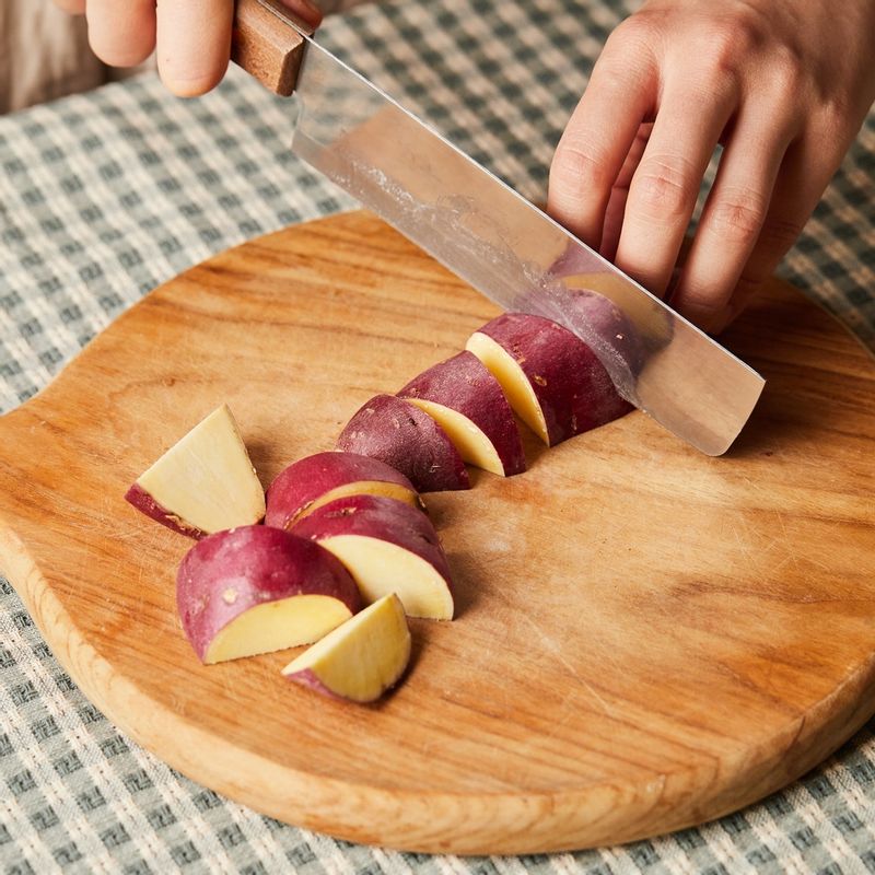 고구마를 껍질 깨끗이 씻은 후 약 3cm로 어슷 썰어주세요.