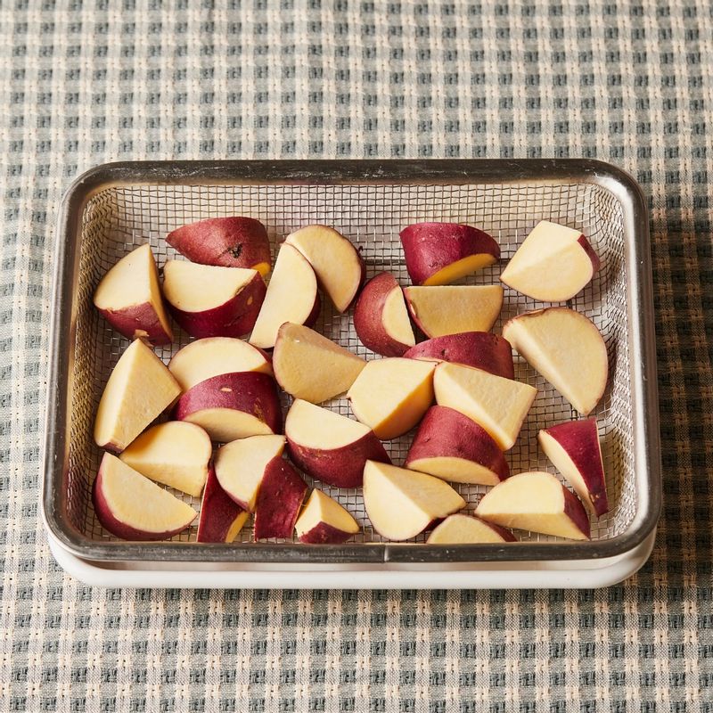 고구마의 물기를 제거하고 소스에 버무려 구이 전용 팬에 올려주세요.