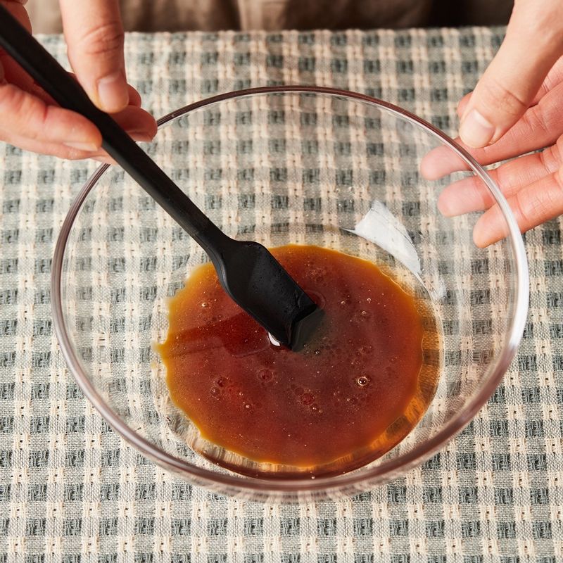 볼에 소스 재료를 넣고 섞어주세요.