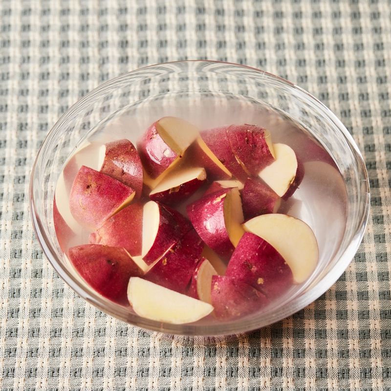 손질한 고구마를 찬물에 30분 정도 담가 주세요.
(tip. 고구마의 전분기를 제거해야 바삭한 식감을 낼 수 있어요)