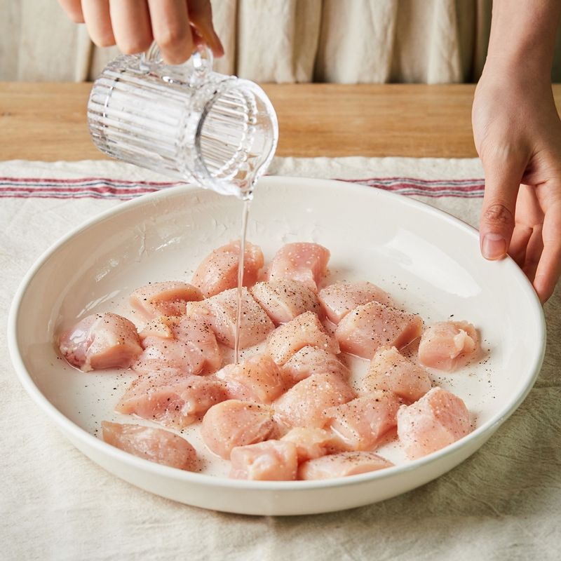 닭가슴살은 먹기 좋은 크기로 썰어 소금, 후춧가루, 청주에 10분 정도 재워주세요.