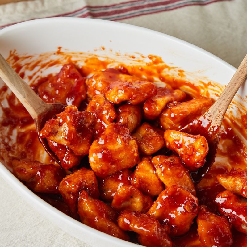 자동 요리가 완료되면 준비된 소스에 버무려 완성해 주세요.