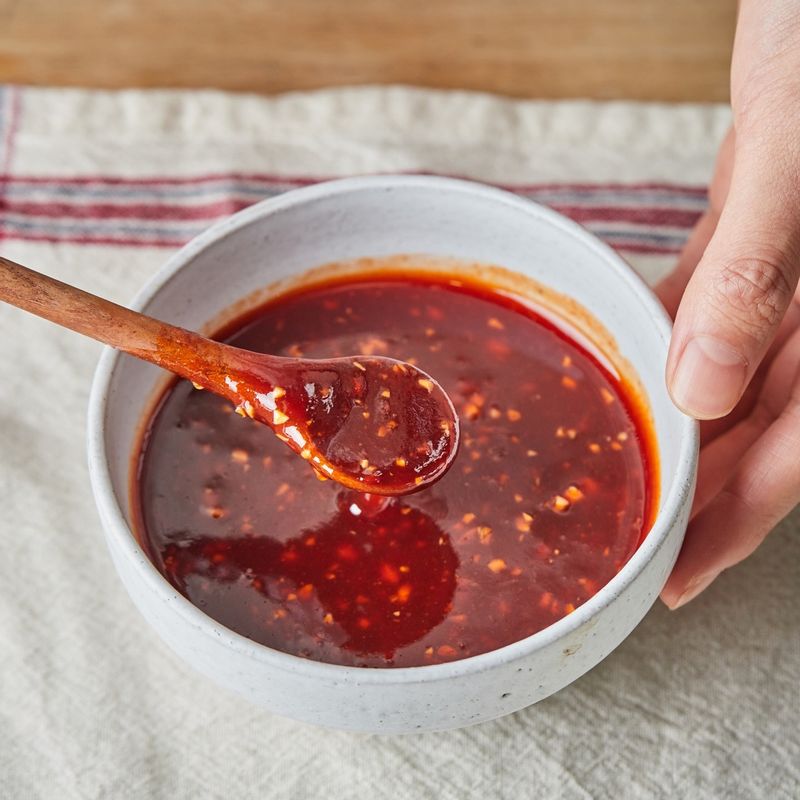 내열 그릇에 소스 재료를 넣어 고루 섞어주세요.