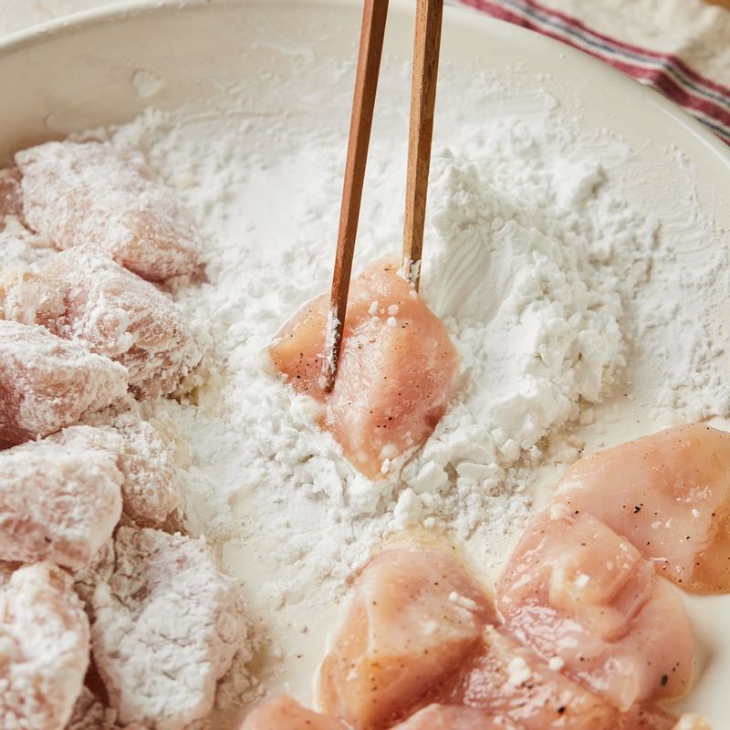 손질한 닭가슴살에 달걀 흰자를 묻히고 전분을 입혀 구이 전용 팬에 놓고 식용유를 발라주세요.