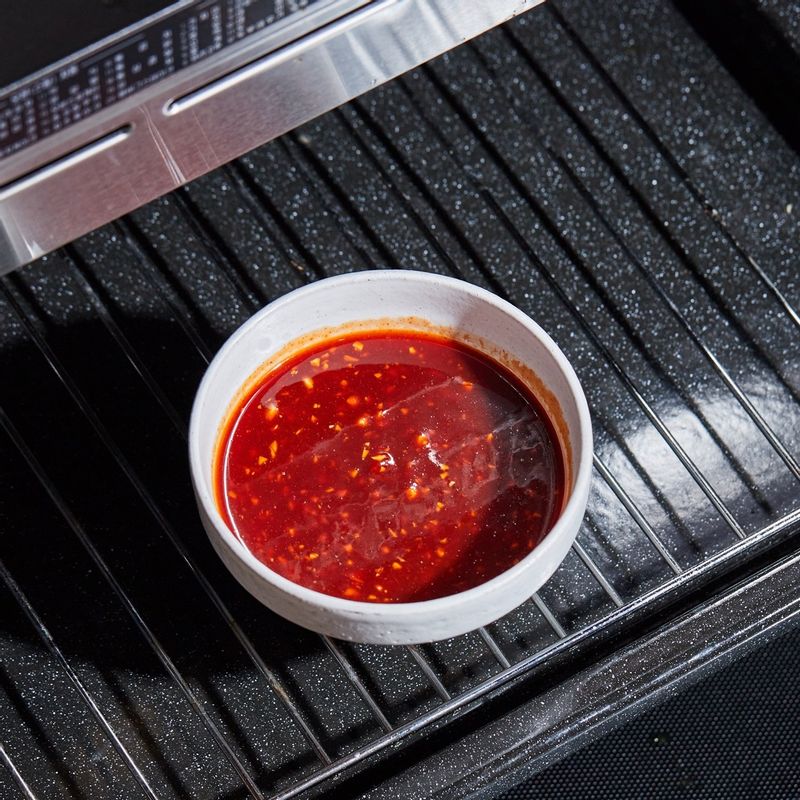 법랑 접시에 석쇠를 놓고 내열 그릇을 올린 후 <레인지> 기능으로 4분간 가열해 주세요.