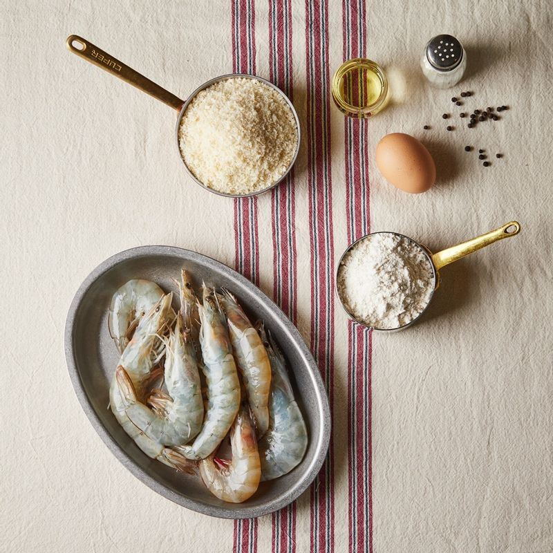 새우튀김을 위한 재료 이미지로 새우,소금,후춧가루,튀김가루,달걀 등으로 구성 되어있습니다.