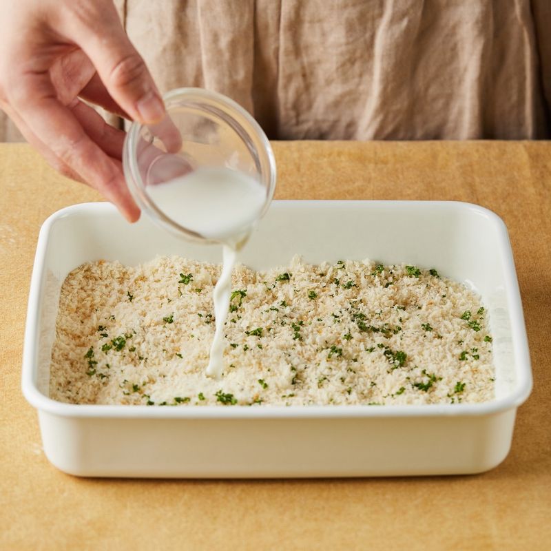 다진 파슬리와 우유를 넣어 빵가루를 촉촉하게 만들어 주세요. 달걀물을 입힌 등심은 빵가루를 골고루 묻혀주세요.