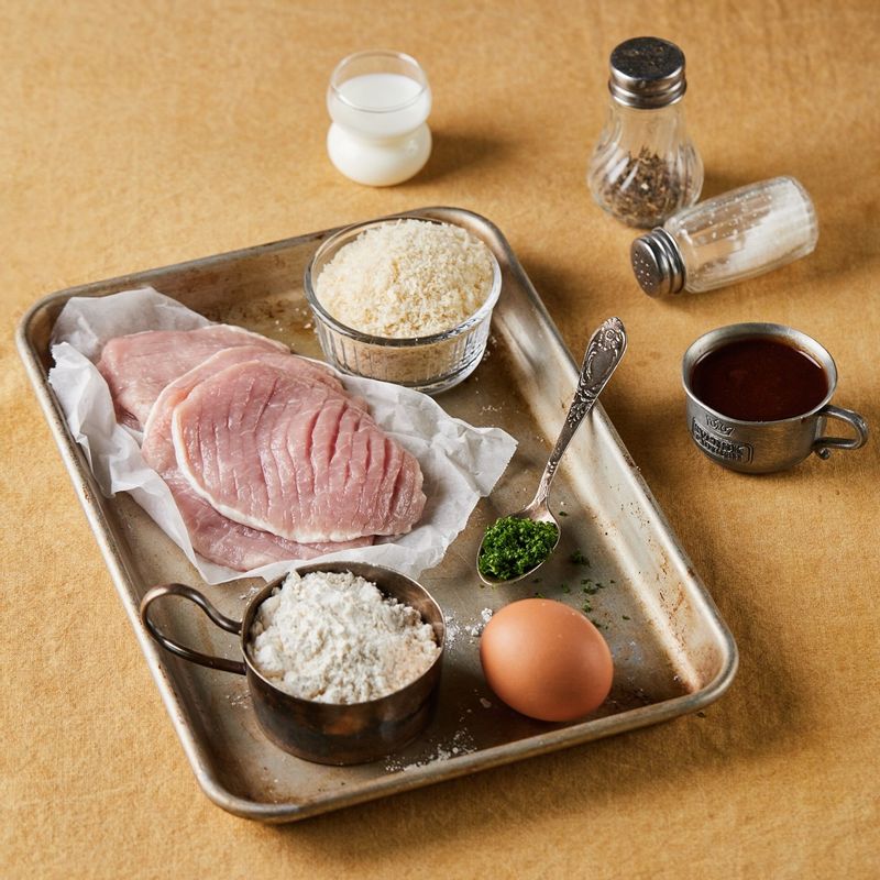 수제 돈가스을 위한 재료 이미지로 돼지고기 등심,중력분,달걀,빵가루,우유 등으로 구성 되어있습니다.