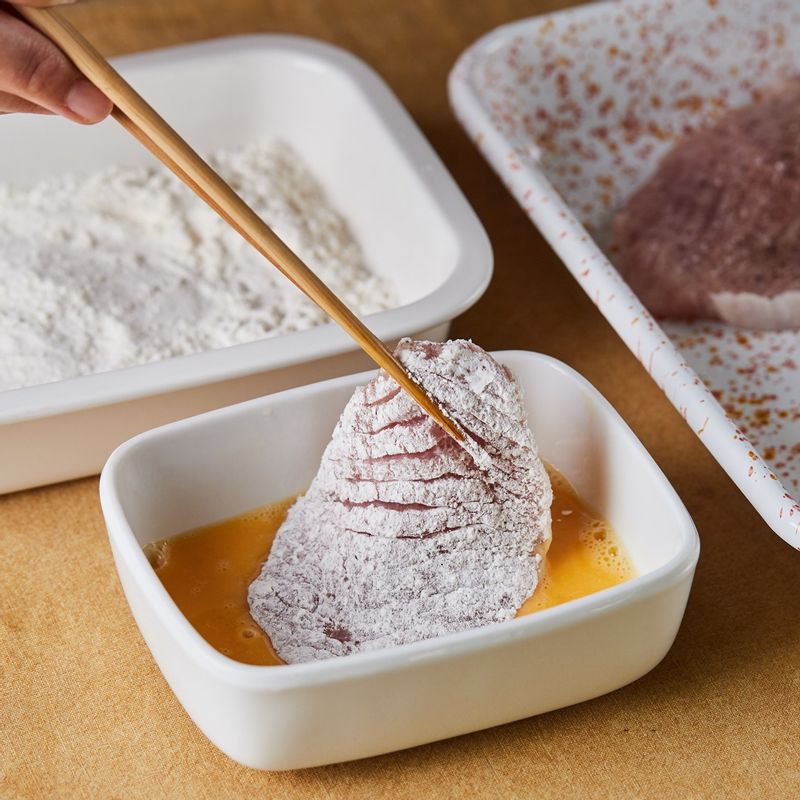 돼지고기에 밀가루를 입힌 후 달걀물을 입혀주세요.