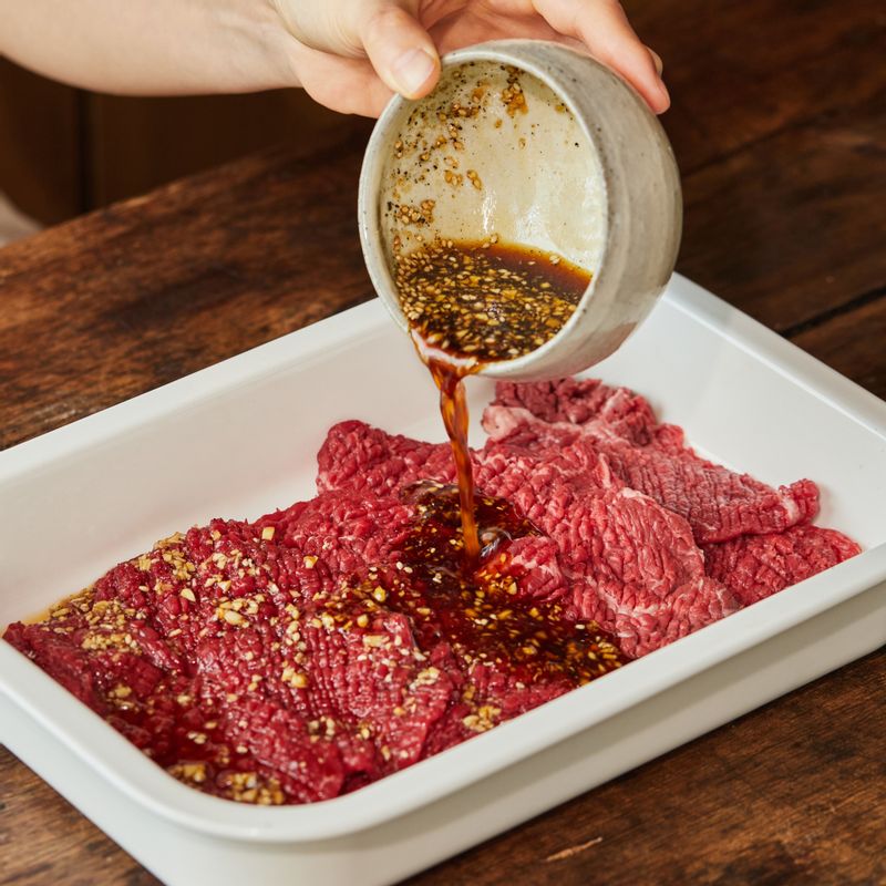 고기에 양념장을 고루 버무려 30분 이상 재워주세요.