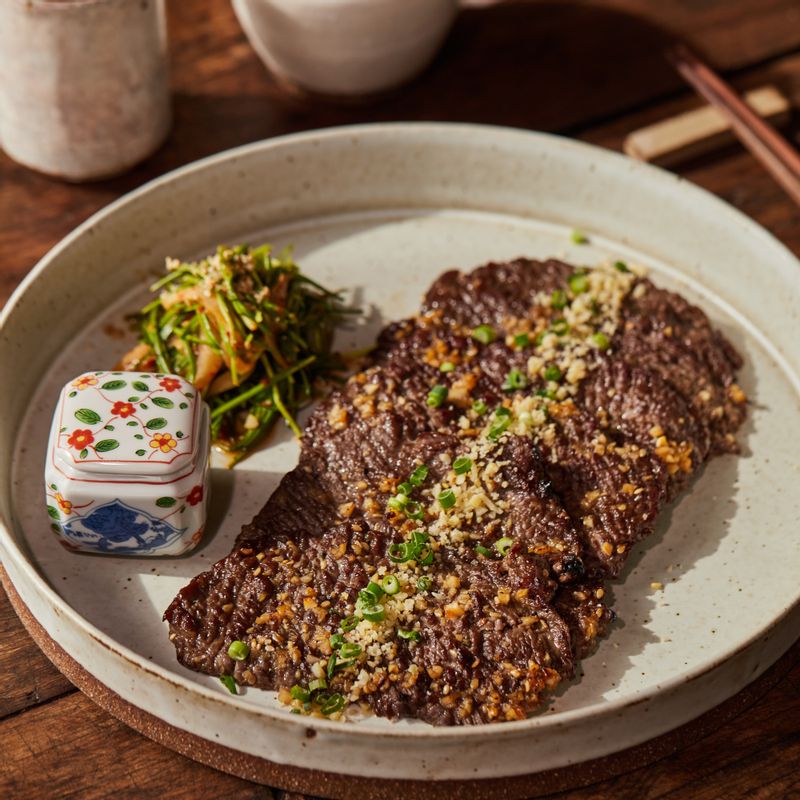 실파를 송송 썰어 올리고 잣가루를 뿌려 완성해 주세요.