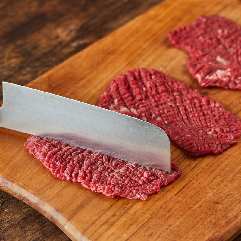 소고기는 얄팍하게 5mm 두께로 썰어 잔칼집을 내고 칼등으로 두드려 부드럽게 한 다음 키친타월에 올려 핏물을 빼주세요.