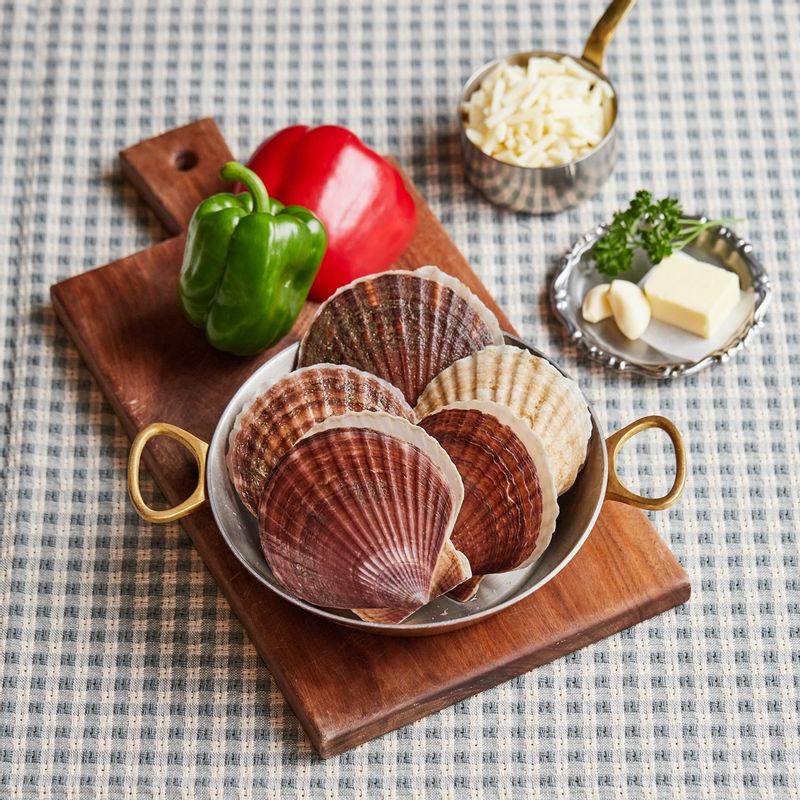 가리비 치즈구이을 위한 재료 이미지로 가리비,피망(초록, 빨강),다진 마늘,버터,다진 파슬리 등으로 구성 되어있습니다.