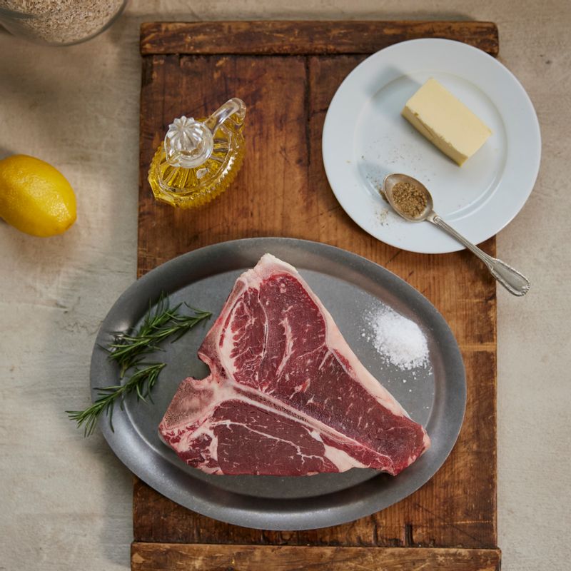 티본 스테이크을 위한 재료 이미지로 티본 스테이크 등으로 구성 되어있습니다.