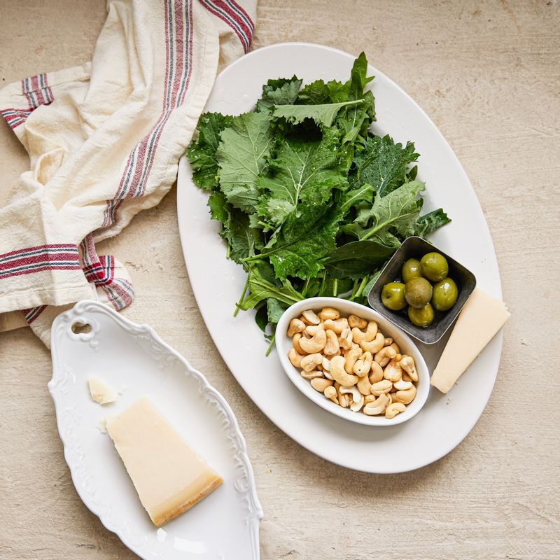 시금치 샐러드을 위한 재료 이미지로 시금치 어린잎,파마산 치즈 블럭,견과류,올리브 등으로 구성 되어있습니다.