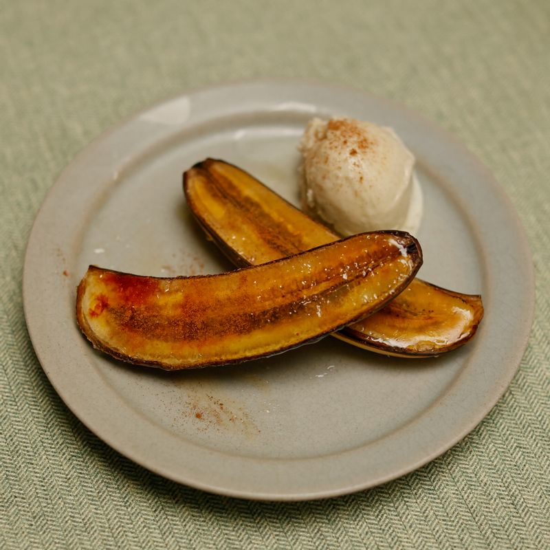 접시에 담은 후 기호에 따라 시나몬 파우더와 바닐라 아이스크림, 베리류 등의 과일을 곁들여 맛있게 즐겨주세요.