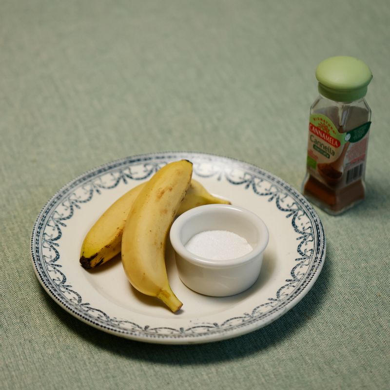 바나나 브륄레을 위한 재료 이미지로 바나나,설탕,시나몬파우더,바닐라 아이스크림 등으로 구성 되어있습니다.