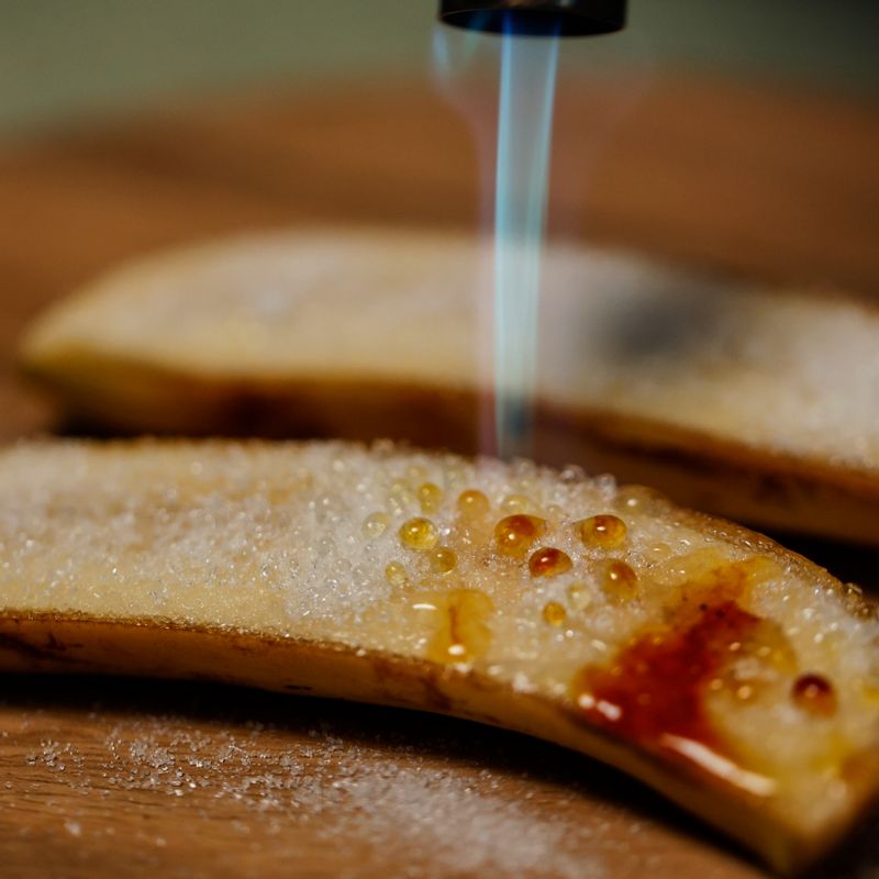 윗면을 토치로 노릇하게 구워주세요.
(tip. 토치가 없을 경우 달군 팬에 설탕을 뿌린 면이 바닥으로 가도록 올려 구워 만들어주세요)