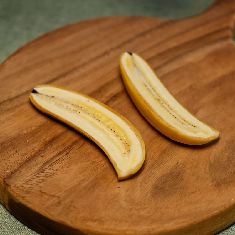 바나나는 양끝을 자른 후 모양대로 길게 반으로 잘라주세요.