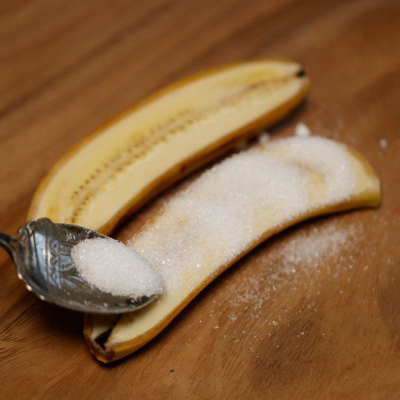 바나나 윗면에 설탕을 넉넉하게 뿌려주세요.