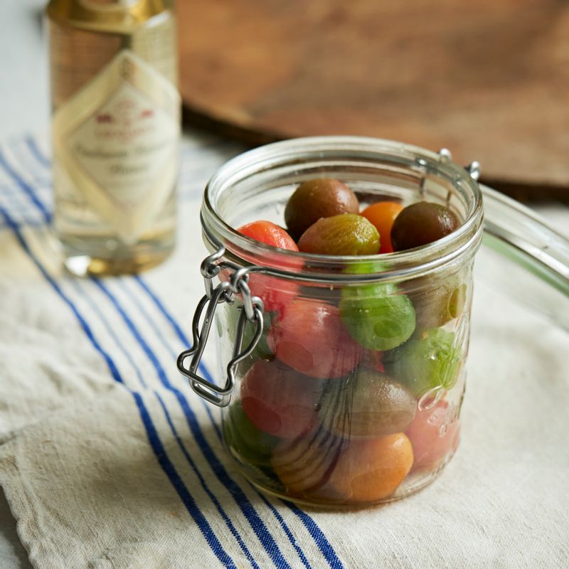 볼에 방울토마토를 넣어주세요.