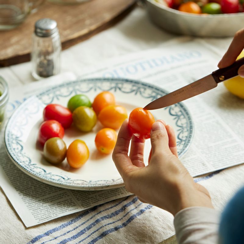 끓는 물에 방울토마토를 넣어 30초간 데친 후 얼음물에 담가 식혀 껍질을 벗겨주세요.
(tip. 방울토마토에 칼집을 넣어 데치면 껍질을 쉽게 벗길 수 있어요)