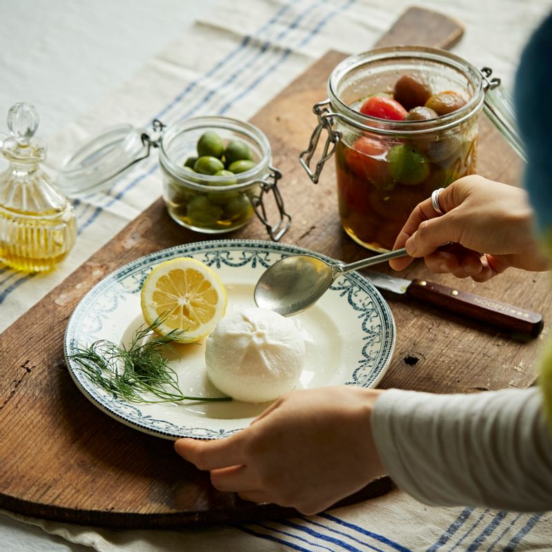 방울토마토 부라타 샐러드을 위한 재료 이미지로 멀티컬러 방울토마토,부라타치즈,딜(생략 가능),레몬 제스트,올리브유 등으로 구성 되어있습니다.
