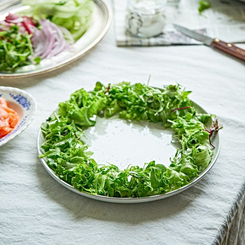 접시에 샐러드 채소를 리스 모양으로 동그랗게 올려주세요.