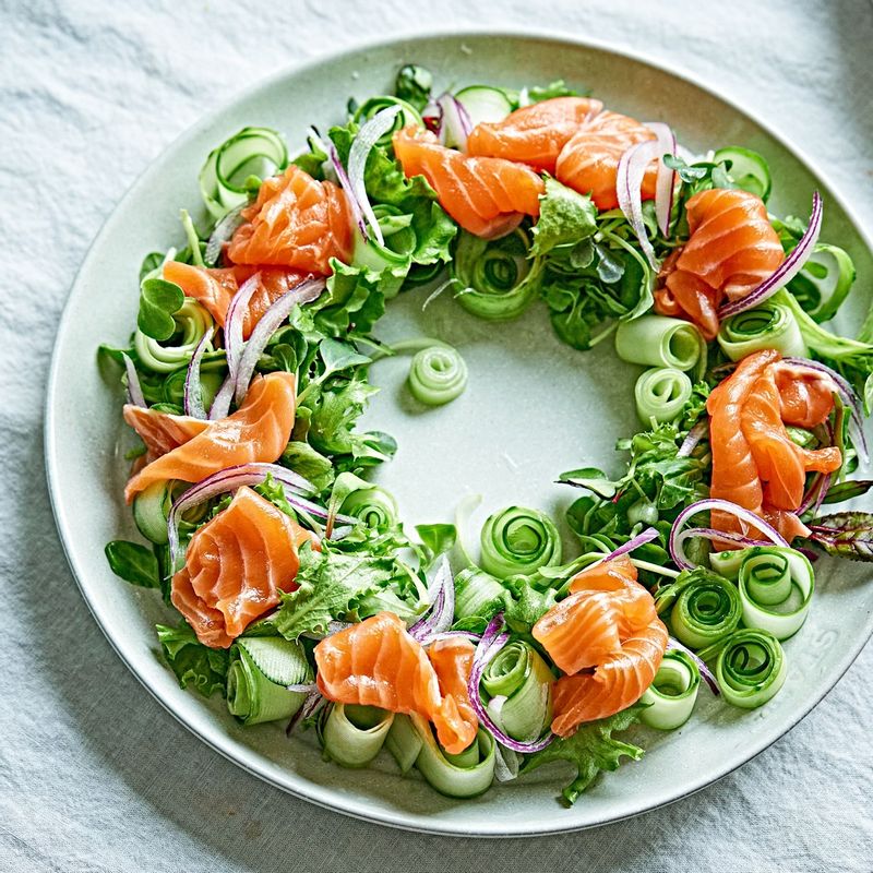 슬라이스한 오이를 돌돌 말아 올리고 래디시, 적양파도 보기 좋게 올려주세요.