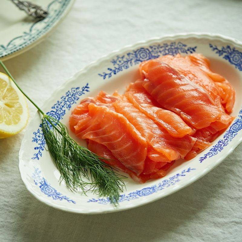 연어는 얇게 썰어주세요.