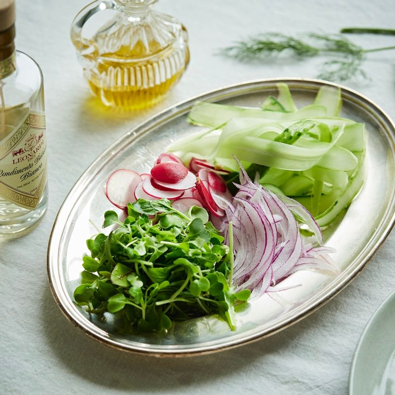 오이와 래디시, 적양파는 필러로 얇게 슬라이스 해주세요. 샐러드 잎은 깨끗이 씻어 준비해 주세요.