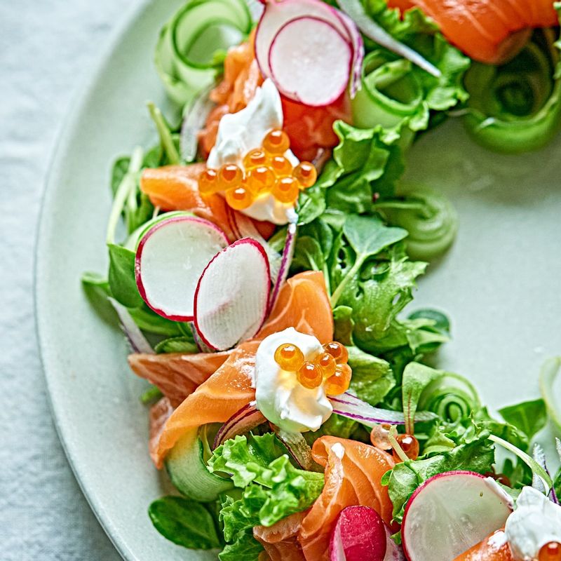 연어를 돌돌 말아 올린 후 사워크림, 딜과 연여알로 장식해 주세요.