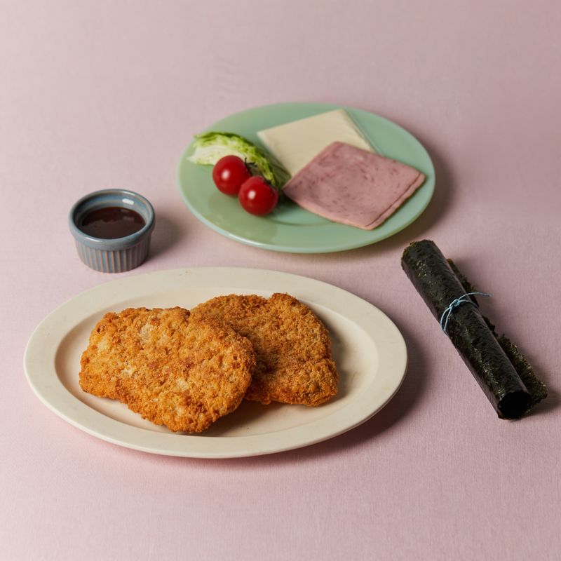 돈수르까스을 위한 재료 이미지로 등심 돈까스,방울토마토,슬라이스 햄,슬라이스 치즈,김밥용 김 등으로 구성 되어있습니다.