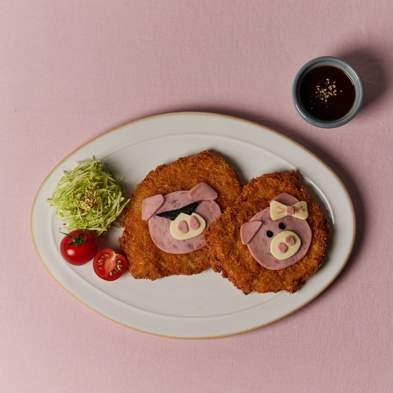 양배추에 케첩, 마요네즈를 뿌리고 방울토마토와 돈까스 소스를 곁들여 맛있게 즐겨주세요.