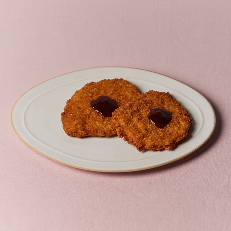 돈까스를 접시에 담은 후 돈까스 소스를 가운데에 살짝 뿌려주세요. 만들어 둔 돼지 얼굴 모양을 붙여주세요.