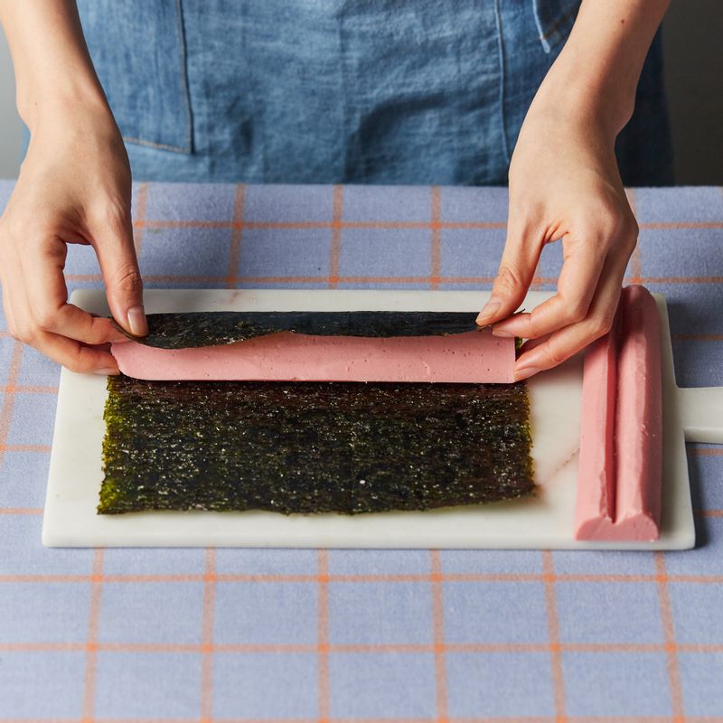 김밥용 김 1장으로 소시지를 모양대로 감싸주세요.