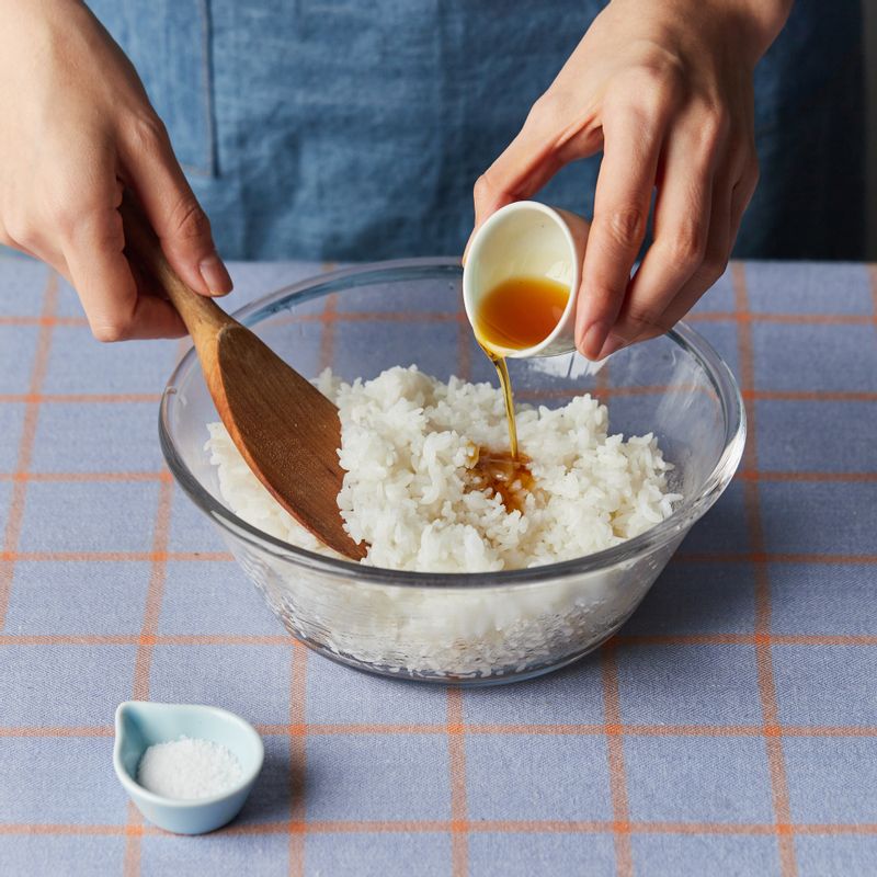 볼에 밥과 밥 양념 재료를 넣어 섞어주세요.