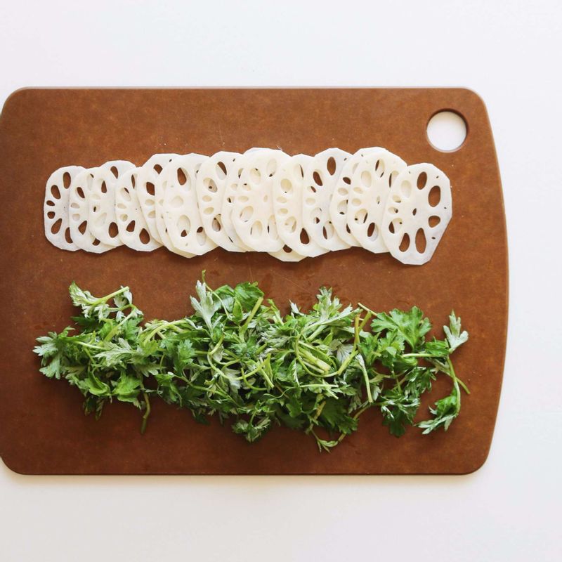 쑥은 깨끗이 다듬고 여러 번 물에 씻은 후 체에 받쳐 물기를 제거해주세요. 쑥은 너무 크지 않게 자르고 연근을 동그란 모양으로 얇게 썬 후 약간의 식초를 넣은 물에 담가주세요. 연근은 물에서 꺼낸 후 키친타올로 물기를 제거해주세요.