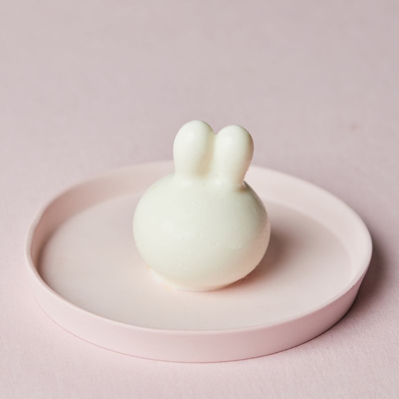 컵에서 푸딩을 꺼낸 후 초코펜으로 토끼의 눈과 리본을 만들어주세요.
(tip. 기호에 따라 검은깨나 초코볼 등으로 토끼의 눈을 만들 수 있답니다)