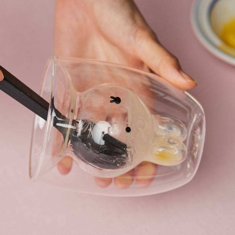 토끼 컵 안쪽에 버터를 바른 후 냉장고에 잠시 넣어주세요.