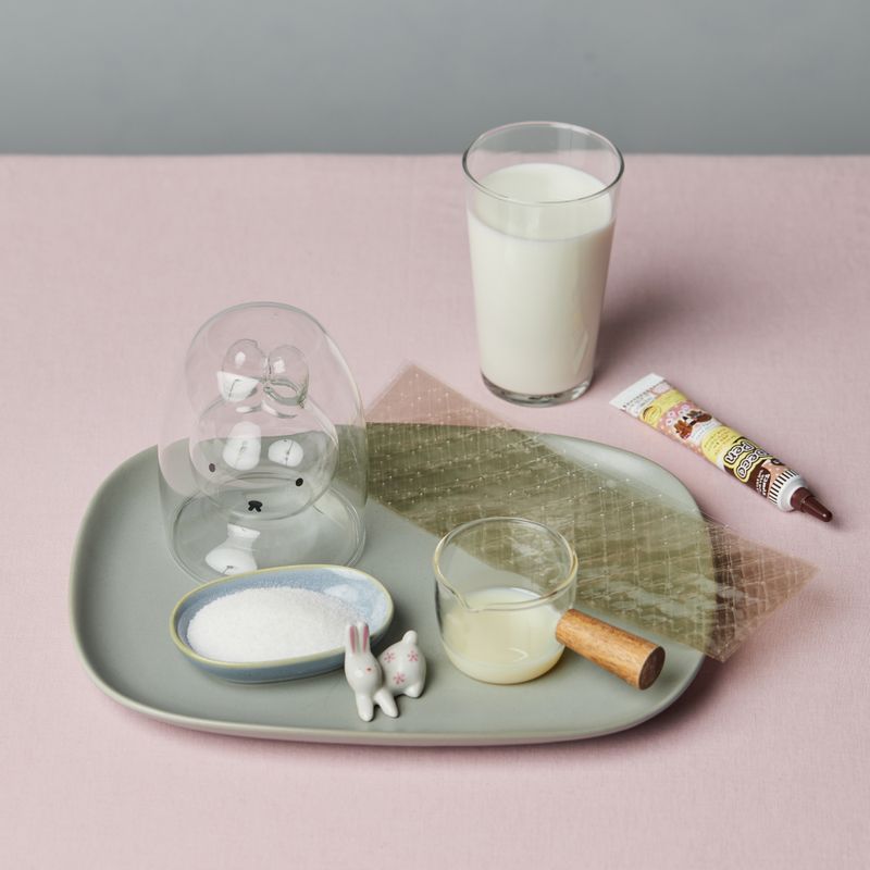 탱글 토끼 푸딩을 위한 재료 이미지로 우유,연유,설탕,판젤라틴,토끼 컵 등으로 구성 되어있습니다.