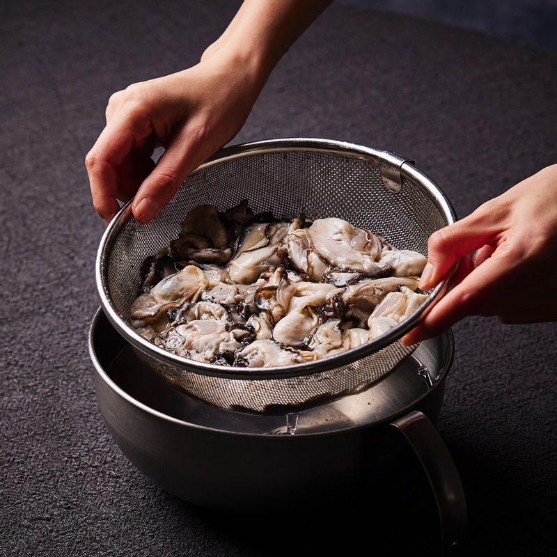 생굴은 옅은 소금물에 헹군 후 채반에서 물기를 빼고 밑간 재료를 넣어 가볍게 버무려주세요.