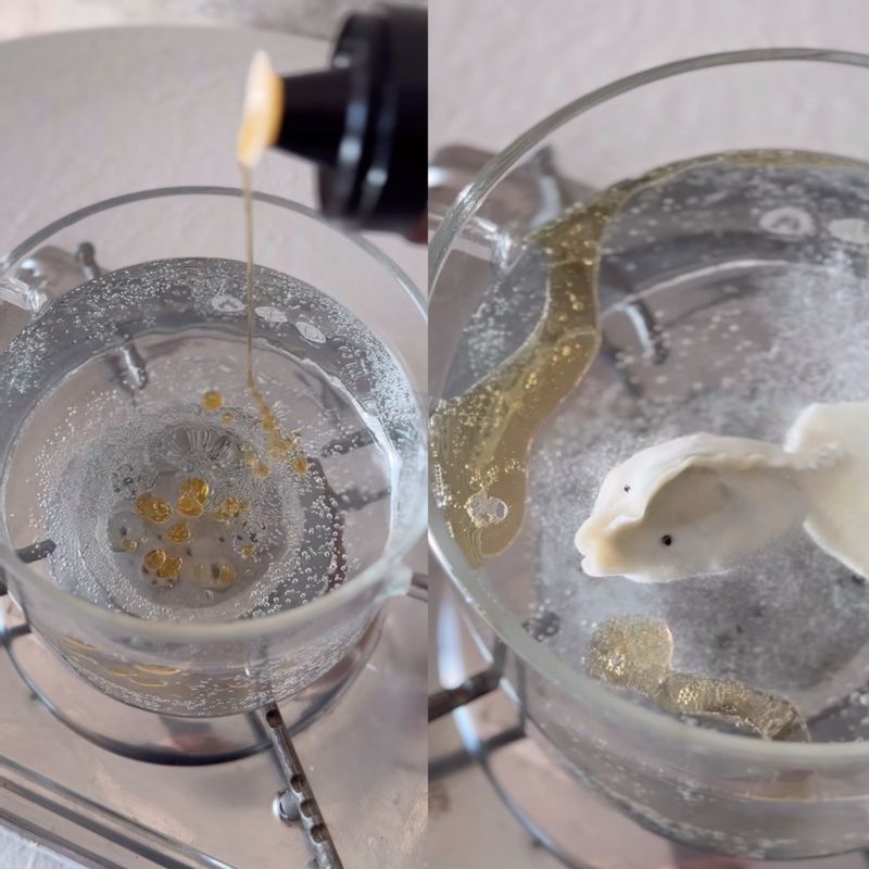 끓는 물에 들기름을 조금 넣고 물고기 만두를 넣어주세요.