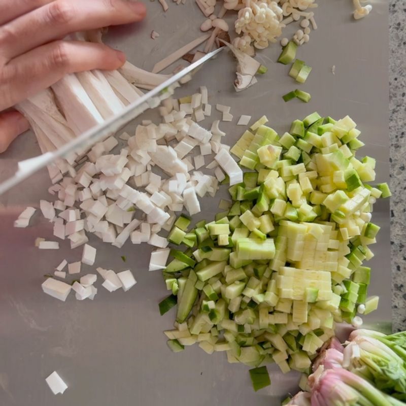 팽이버섯, 애호박, 새송이버섯을 채 썬 후 마른 팬에 볶아 물기를 날려주세요.