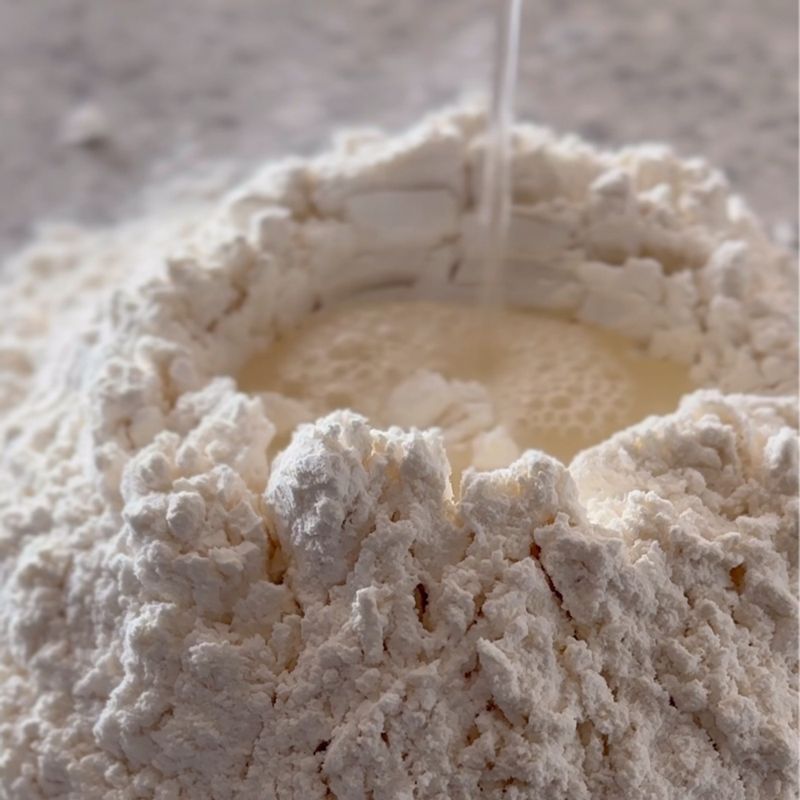 뜨거운 물에 소금을 넣어 녹여주고, 밀가루에 조금씩 물을 넣어 반죽해 주세요. 반죽이 적당히 말랑해졌을 때 봉지에 넣어 숙성해 주세요.