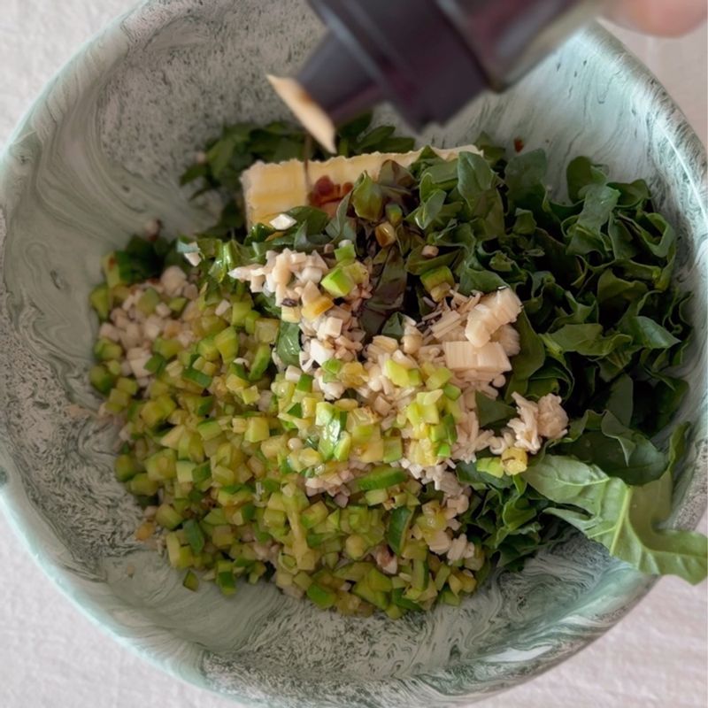 합격할만두을 위한 재료 이미지로 시금치,팽이버섯,애호박,새송이버섯,들기름(또는 참기름) 등으로 구성 되어있습니다.