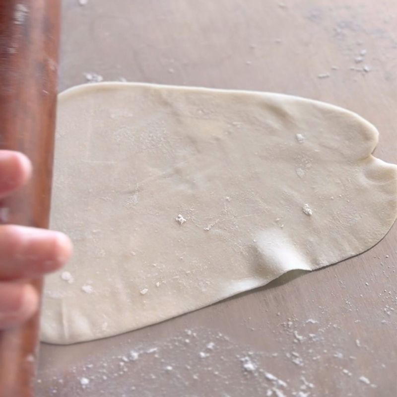 밀대로 숙성된 반죽을 타원형 모양으로 밀어주고 반죽의 아래 부분을 젓가락으로 촘촘히 자국을 낸 뒤 가운데 부분을 칼로 잘라주세요.